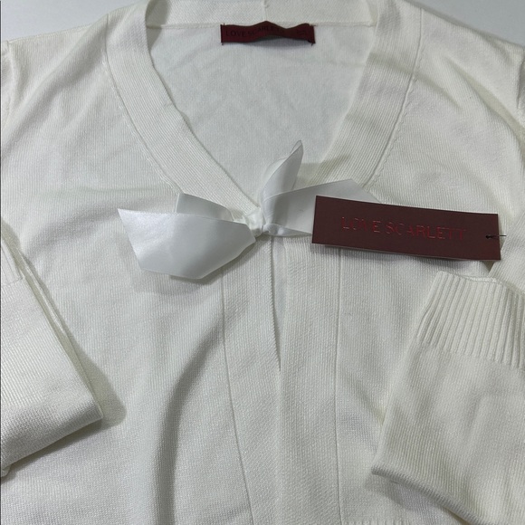 Elegant Women's V-Neck Sweater in Cream - Picture 11 of 16